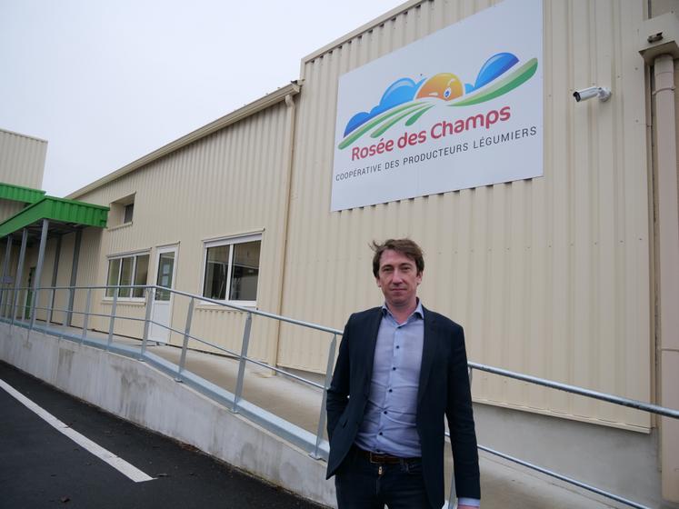 Augustin Ringô, le nouveau directeur général de la Rosée des Champs, devant le siège de la coopérative à Doué-en-Anjou.