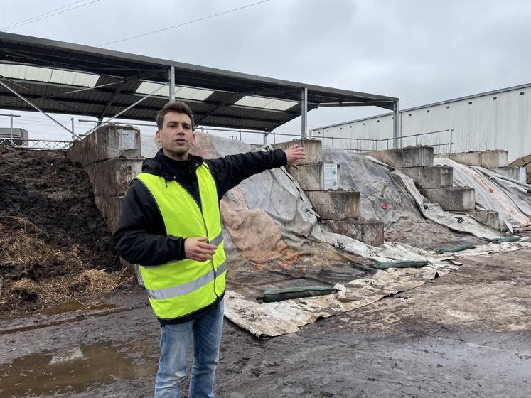 Thomas Soret, responsable des actions de sensibilisation chez Les Alchimistes - Maine-et-Loire, devant la plateforme de compostage.