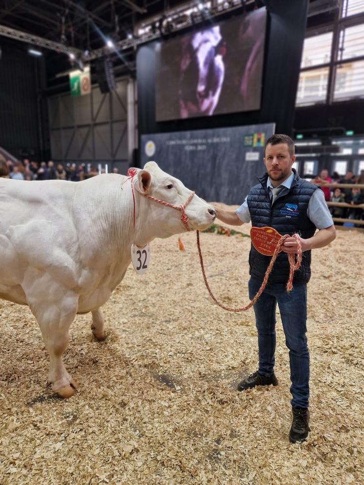 Manhattan de l'Humeau remporte un deuxième prix dans la section des vaches adultes à Paris.