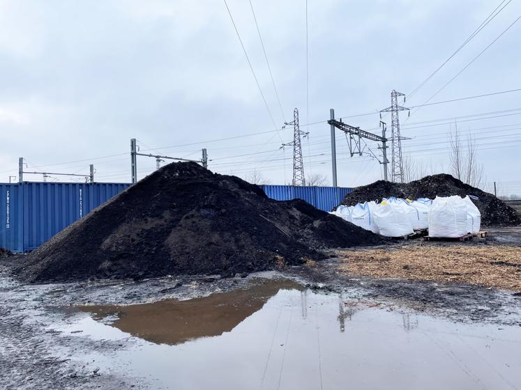 Le compost hygiénisé. Entre le mélange qui sort du bol mélangeur et le compost prêt à commercialiser, le volume est divisé quasiment par 10. 