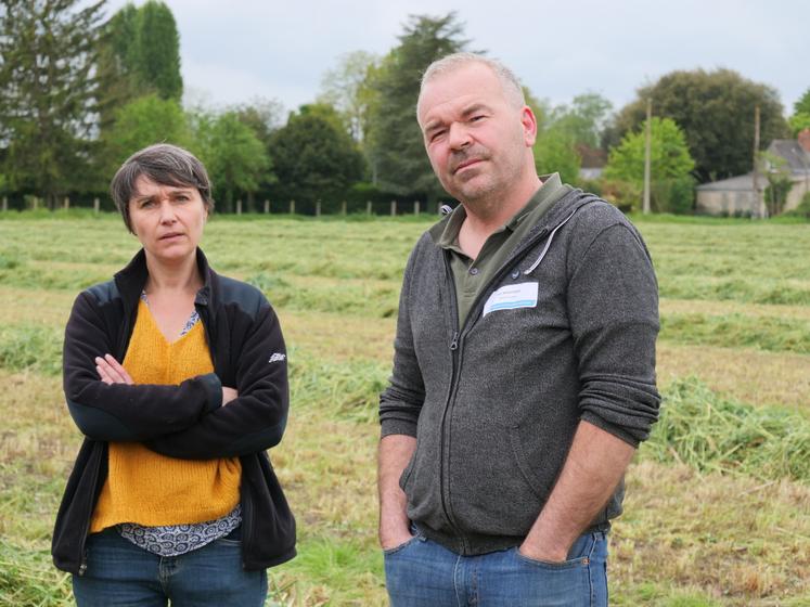 L'agriculteur Jean-Michel Diard et Marie-Line Faure, conseillère de la Chambre d'agriculture, dans une parcelle de Cive d'hiver tout juste fauchée.