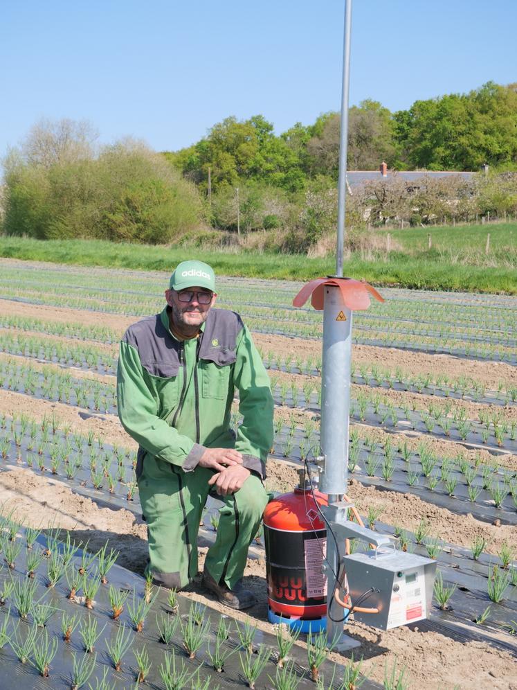 Jérôme Tremblet installe l'effaroucheur d'abord dans ses parcelles d'échalotes avant de le placer au centre des parcelles de tournesol.