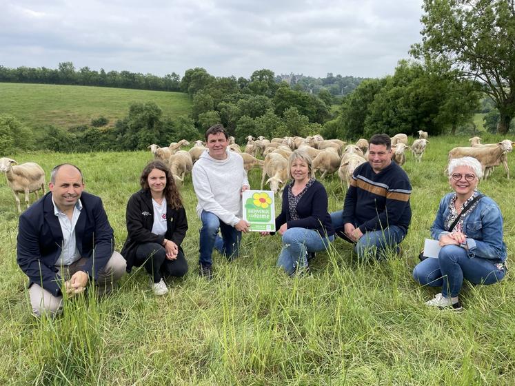 De gauche à droite : Anthony Gallard, président de l'antenne des Mauges de la Chambre d'agriculture ; Elise Foucault, animatrice du réseau Bienvenue à la ferme ; Yannick Gohier, président de Bienvenue à la ferme 49 ; Elisabeth Biotteau et David Mary, les éleveurs ; Claudine Bidet, élue à Orée d'Anjou.