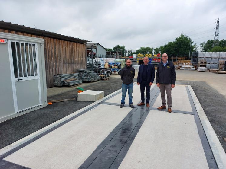 La base Agrial de Baugé-en-Anjou est équipée d'un pont bascule flambant neuf qui va permettre la collecte de céréales dès la récolte 2025. Ici avec Mickaël Leduc, directeur de région, entouré d'Erwen Pouliquen, conseiller en développement des ventes LaMaison.fr et de Julien Deroualle, responsable du site.
