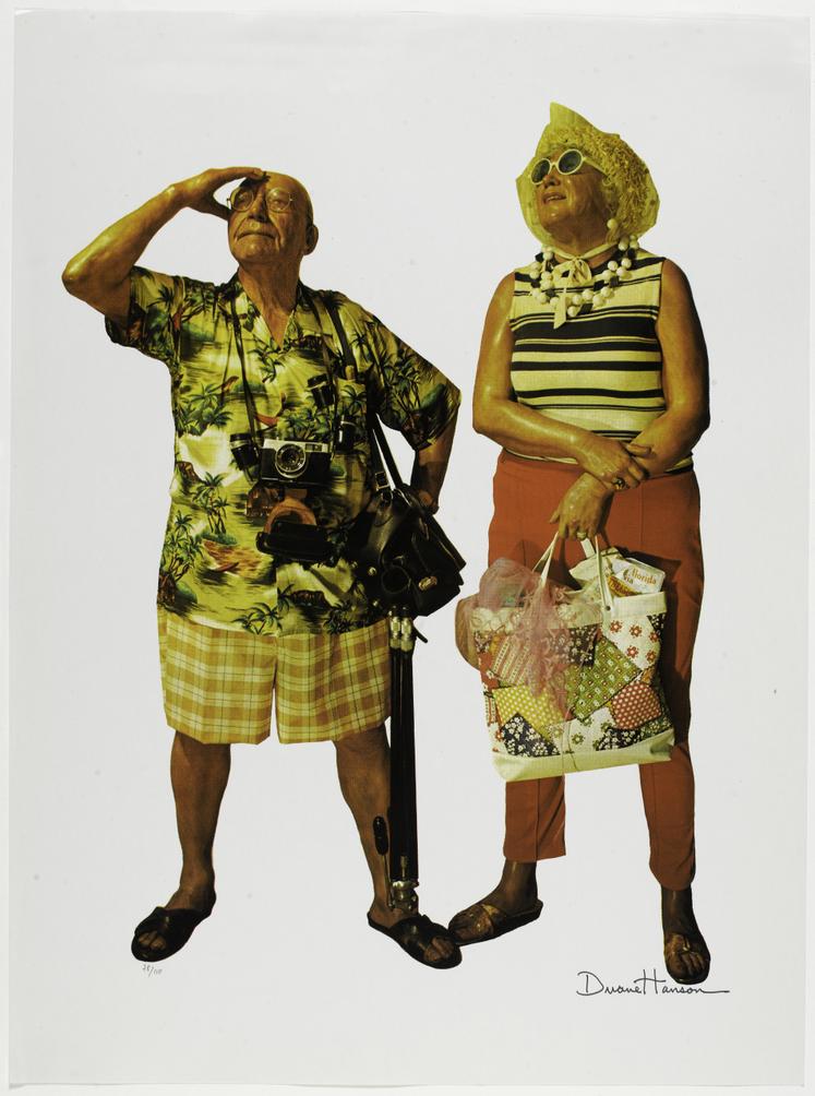 Tourists (1970), Duane Hanson. Né en 1925 à Alexandria (Minnesota, États-Unis) et mort en 1996 à Boca Raton (Floride, États-Unis). Tirage offset sur papier. 78 x 58 cm. Don du Centre national d'art contemporain en 1984. Collection Centre Pompidou, Paris. Musée national d'art moderne - Centre de création industrielle © Adagp, Paris, 2025.