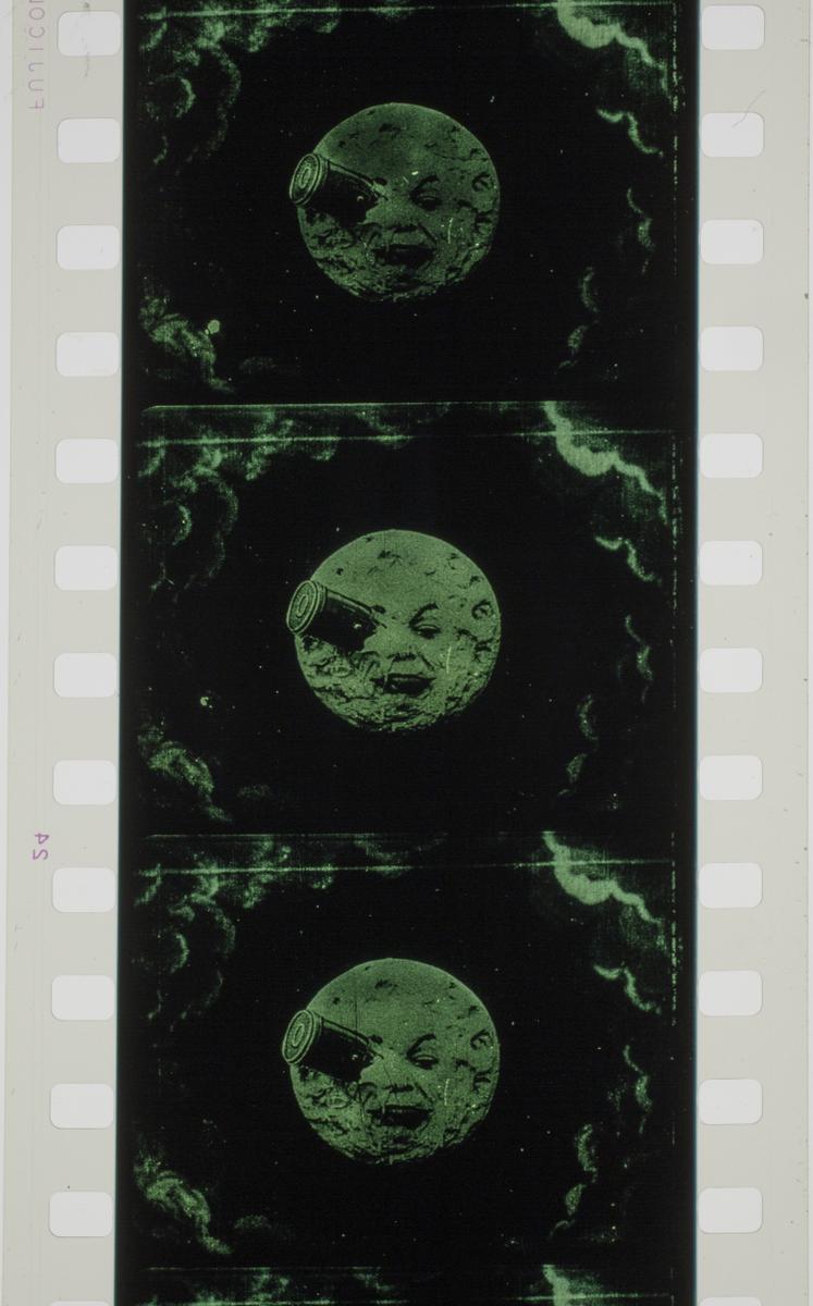 Le Voyage dans la Lune, Georges Mélies.Georges Mélies, né en 1861 à Paris (France) et mort en 1938 à Paris (France). Le Voyage dans la Lune, 1902. Film 35 mm noir et blanc teinté et colorisé, muet. Durée : 10 min 50 s. Donation de M. André Mauclaire en 1991. Collection Centre Pompidou, Paris. Musée national d'art moderne - Centre de création industrielle © Domaine public. Crédit photographique : Centre Pompidou, MNAM-CCI/Hervé Véronèse/Dist. GrandPalaisRmn.