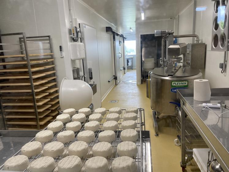 Le laboratoire où Elisabeth Biotteau fabrique ses produits est intégré dans la bergerie.