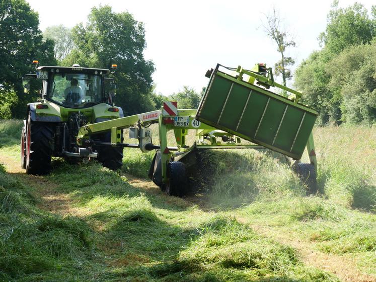 Charles Asseray fauche 25 ha de prairies. Le foin ainsi produit est distribué à toutes les catégories d'animaux.