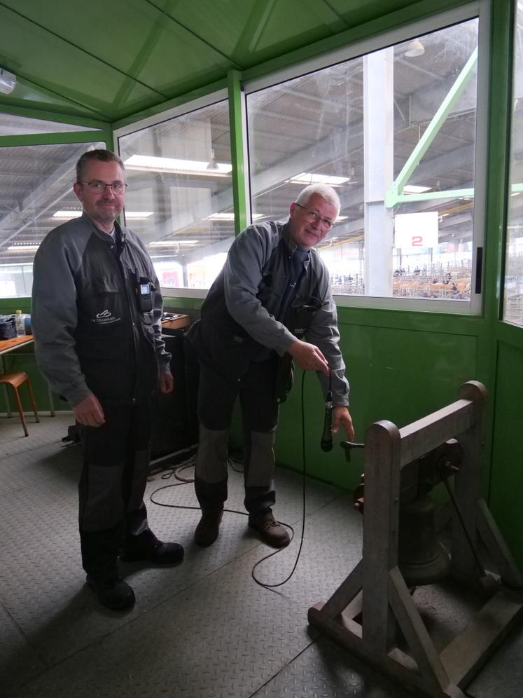 Denis Raynard et Didier Raimbault sonnent la cloche pour le départ des opérations.