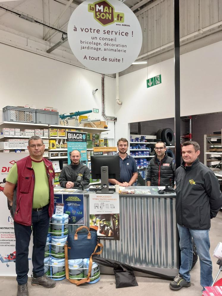 L'équipe pro du magasin LaMaison.fr de Baugé-en-Anjou, avec (de gauche à droite) Eric Henry, Julien Deroualle, Benjamin Rabot, Thomas Baligand et Sébastien Papiau.
