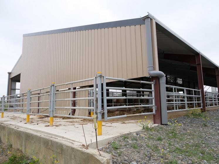 Le quai d'embarquement neuf facilite la manipulation des animaux.