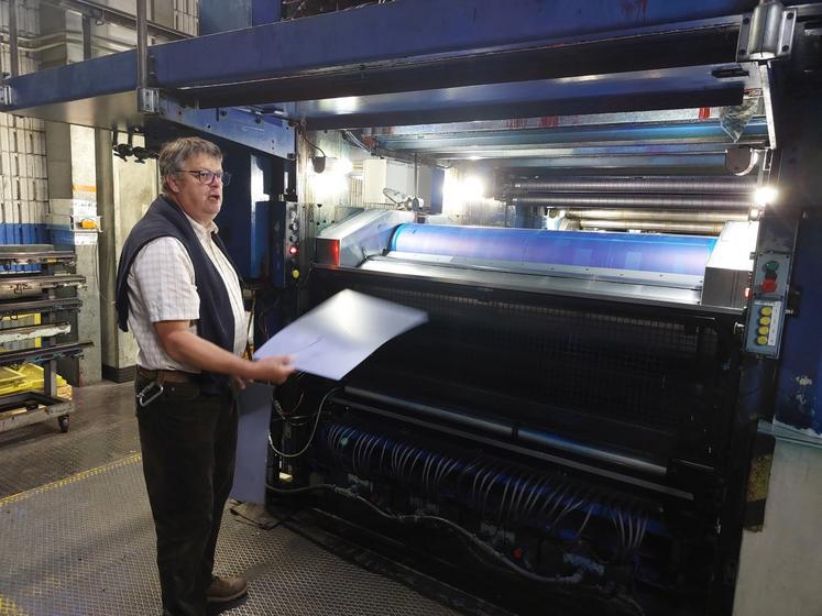 Laurent Lanos, le directeur de l'imprimerie, pose une plaque aluminium Offset sur le premier rouleau de la rotative.