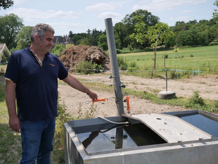 Ludovic Chesneau a aménagé des points d'abreuvement au niveau des chemins de pâturage.