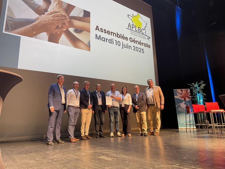 Une charte d'engagement a été signée à l'issue de l'assemblée générale. Ici, le président de l'APLBC, Jérôme Chapon (au centre, tenant la charte), entouré d'Emmanuel Vasseneix (pdg LSDH), Ludovic Martot (Système U), Sylvain Saulnier (Intermarché), Marc Delage (Carrefour), Sophie Lehwald (Auchan), Hervé Kermarec (Leclerc) et Olivier Rudaux (Novandie).