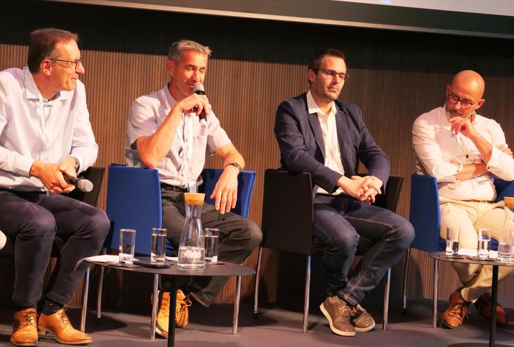 Pierre-Antoine Maret, responsable groupes et pôle agro-environnement chez Seenovia ; Raphaël Côme, agriculteur mayennais membre d'un groupe, Sébastien Heurbize, secrétaire de l'OP APBO ; Frédéric Tattevin, responsable du pôle Tech-Eco chez Seenovia.