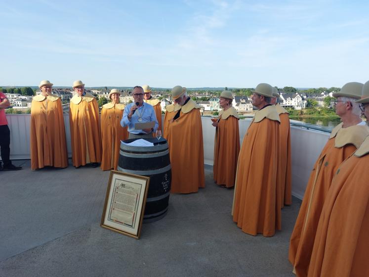 Les membres de l'Académie des maîtres du Melon du Haut Poitou ont intronisé 3 nouveaux membres dont le maire de Saumur, Jackie Goulet, qui devient ainsi ambassadeur de l'IGP.