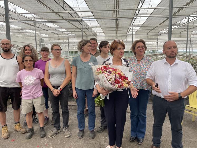 Toute l'équipe de l'entreprise Turcieflor à l'issue de la visite de la ministre.