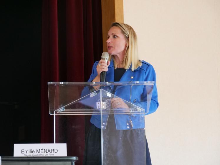 Emilie Ménard, éleveuse de charolaises, a parlé aux ainés de sa deuxième activité de déléguée Miss France Pays de la Loire et Bretagne.