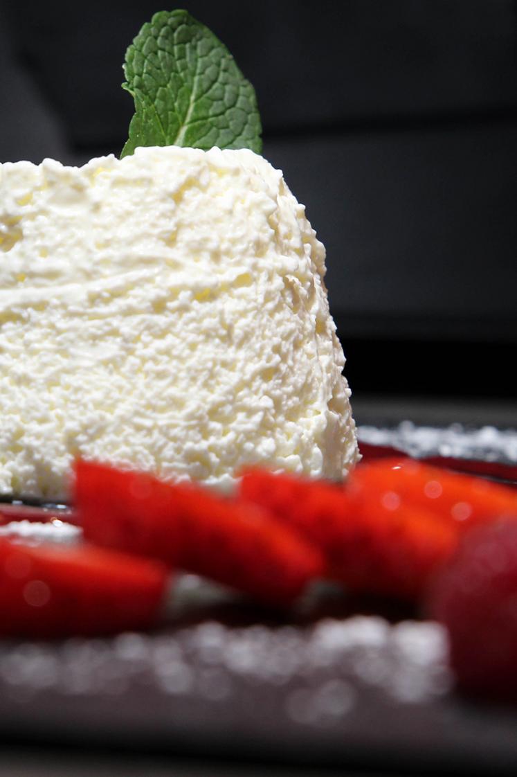 Le fond du pot est garni d'un papier sulfurisé et d'un buvard qui permet d'absorber le petit lait et de garder une belle forme au démoulage. Une fois démoulé, le crêmet se marie bien avec du coulis et des fruits rouges.