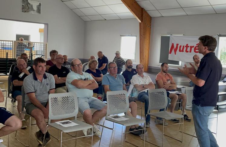 David Le Bullenger, de l'OS normande, a présenté aux éleveurs la plus-value possible en s'engageant dans la filière Ma Normande Locale.