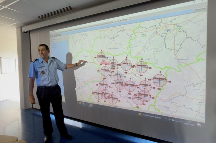 Le Lieutenant Colonel François Maisonneuve, référent départemental feux de forêt, devant la carte des points hauts de surveillance en Maine-et-Loire.