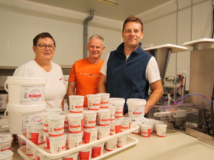Evelyne, Marc et Rodolphe Bourrigault fabriquent le crêmet dans un petit laboratoire au Min d'Angers. Ils en produisent entre 20 000 et 25 000 par mois.