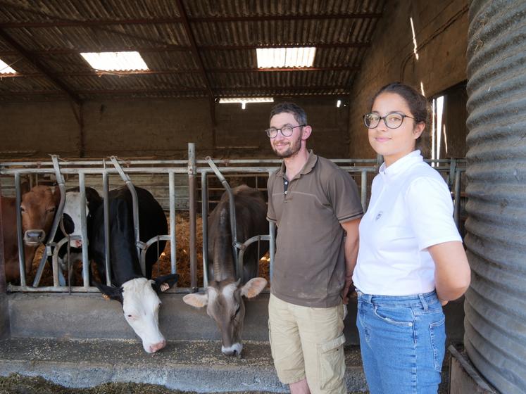 Flavie Brin, 23 ans et Stéphane Tricoire, 37 ans, nouveaux associés du Gaec des Sylphes (150 ha, 800 000 l de lait).