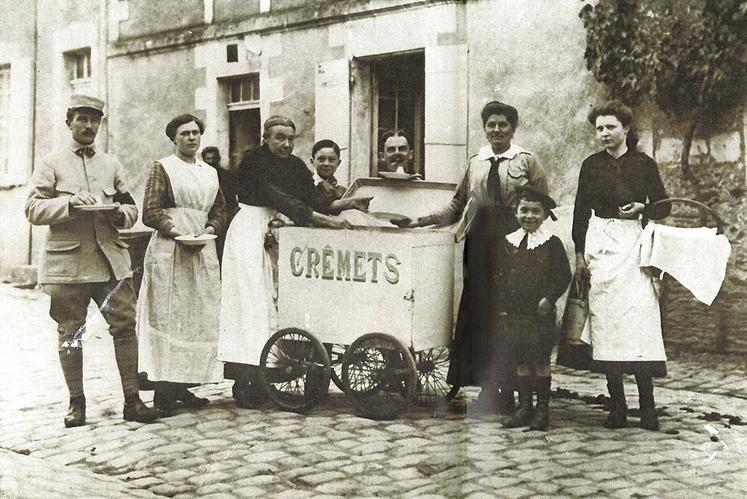 Sur cette photo de 1918, des Angevines vendaient leur production de crêmets dans la rue.