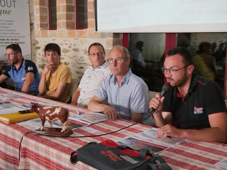 Antoine Ménard (au micro) a évoqué les concours passés et à venir pour la race rouge des prés.