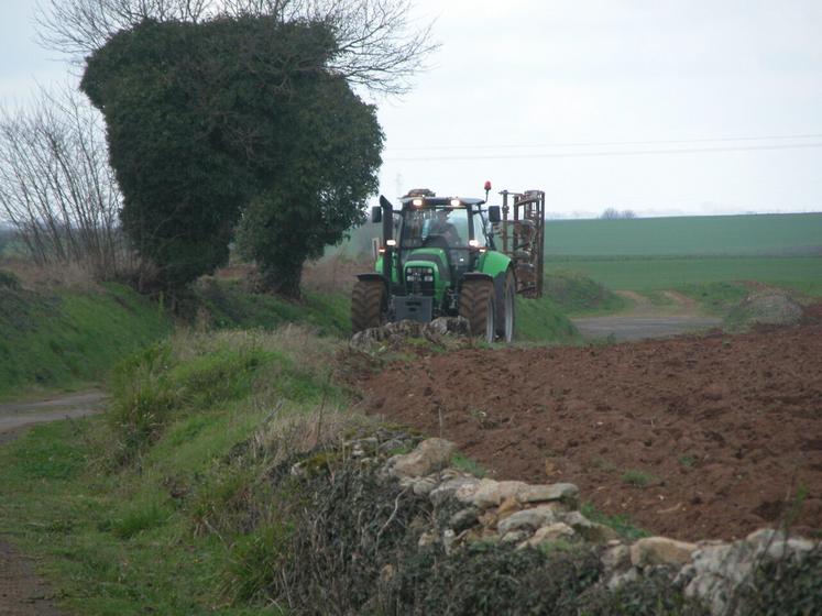 L'arrêté concerne l'ensemble des agriculteurs irrigants ou non, produisant ou non des solanacées, puisque l'article 4 de l'arrêté prévoit le nettoyage de la terre adhérant au matériel agricole après chaque sortie de parcelle irriguée par l'eau du Loir dans la zone contaminée.
