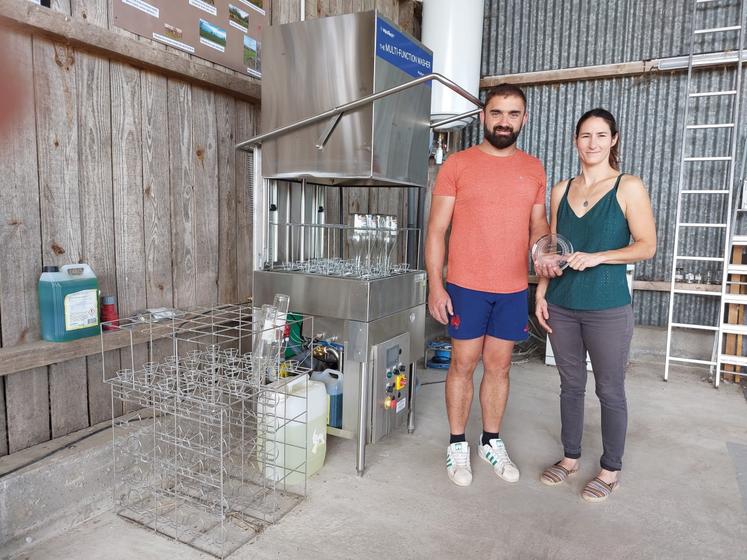Julien et Audrey Hamelin ont investi dans une laveuse pour laver et réutiliser leurs bouteilles.