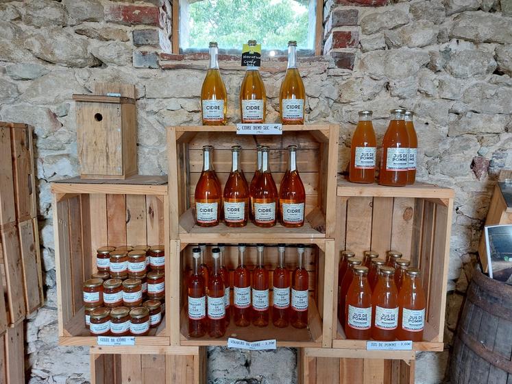 Cidrerie et Ruchers sarthois produit environ 25 000 bouteilles par an, principalement de cidre et jus de pommes.