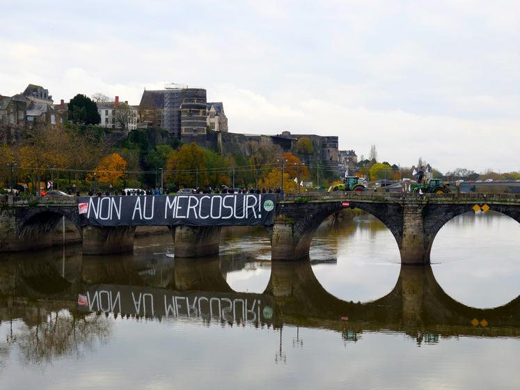 FDSEA et JA avaient déjà manifesté contre le Mercosur le 20 novembre 2024 à Angers. Ce vendredi 26 septembre 2025, ils se donnent rendez-vous devant la Préfecture pour le "banquet de la honte".