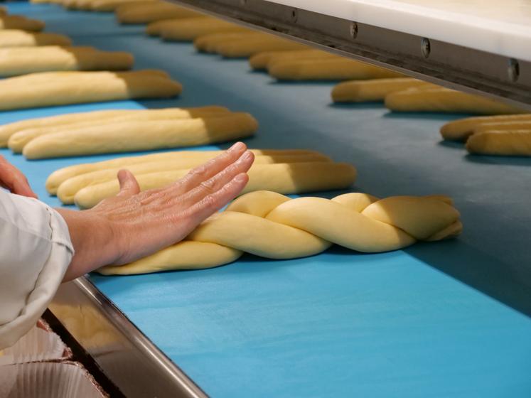 Le tressage à la main, un geste artisanal conservé aux Cerqueux.