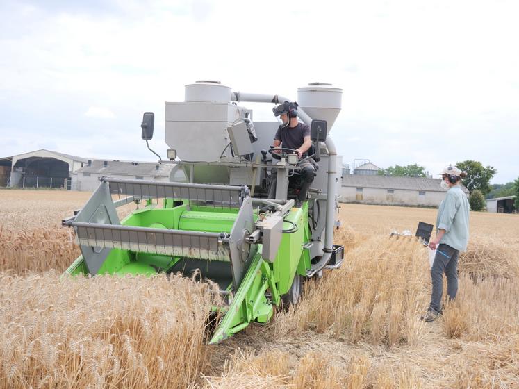 Lundi 28 juillet à Mauges-sur-Loire, Céline Boisard récupère les échantillons pendant que son collègue Samuel Guis pilote la machine.