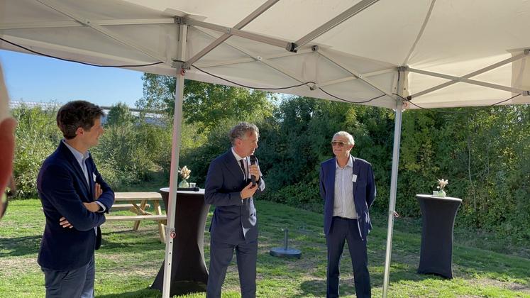 Christian Hecker, dirigeant d'IF Tech, avec Christophe Béchu, président d'Angers Loire Métropole et ancien ministre de l'Ecologie et Julien Denormandie, ancien ministre de l'Agriculture. 