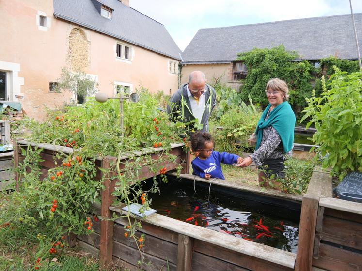 Valérie Zimmermann, une des 3 associés de la Ferme aquacole d'Anjou, reçoit les personnes intéressées par l'aquaponie, une technique de production de légumes, fruits, plantes aromatiques associant bassin piscicole et potager.