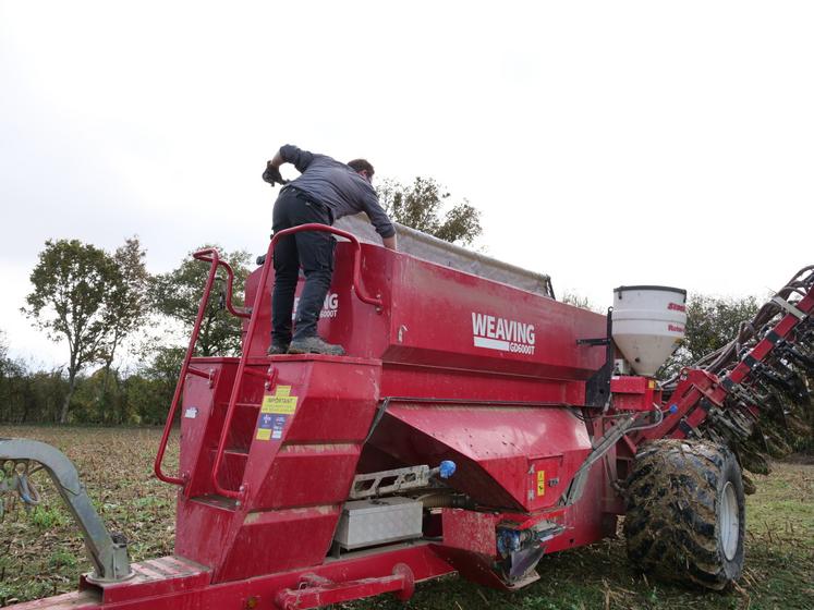 Le semoir Weaving de 6 mètres s'avère plus adapté, car il possède deux trémies de 3 600 litres dotées chacune d'un doseur, ainsi qu'un distributeur de microgranulés ", p