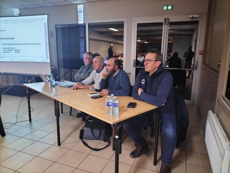 De gauche à droite Eric David (DDPP), Jean Claude Coste (GDS), Frédéric Vincent (FDSEA), Alain Denieulle (Chambre d'agriculture).