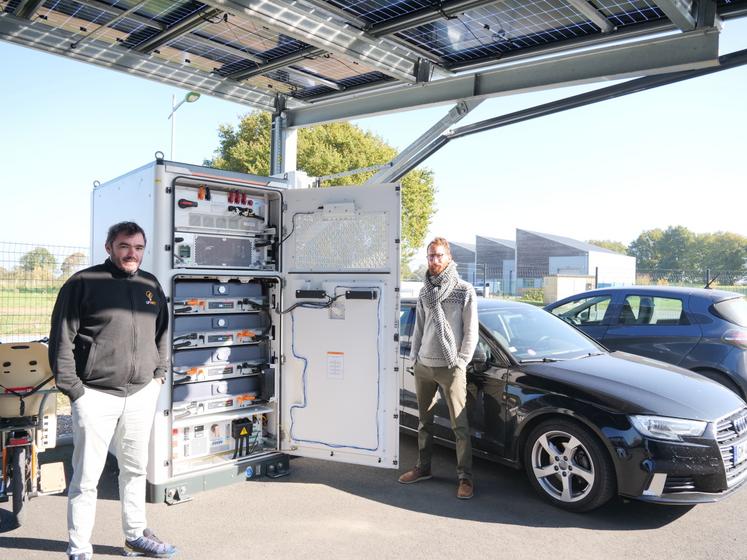 Nicolas Chevalier, directeur de GP Watt, et Adrien Tuffereau, ingénieur énergies renouvelables, devant la batterie testée à Melay. En bas à droite, l'installation de Michaël Bauland, agriculteur de Chazé-sur-Argos.