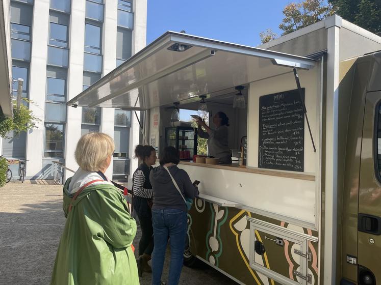 La cheffe installe son food truck tous les mardis à la maison de l'Agriculture, à Angers.