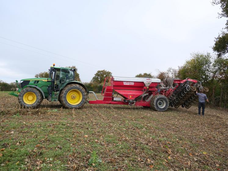 Le semoir Weaving de 6 mètres possède deux trémies et trois doseurs. Il est utilisé ici en semis direct sur des fanes de maïs.