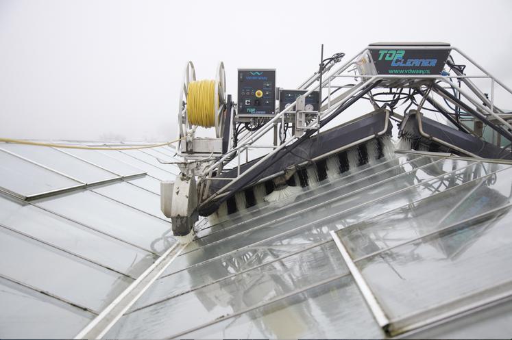 Le lavage mécanique des serres Avec le blanchiment et le déblanchiment, Traita Service s'est spécialisé dans cette activité qui contribue à maintenir les équipements en bon état.