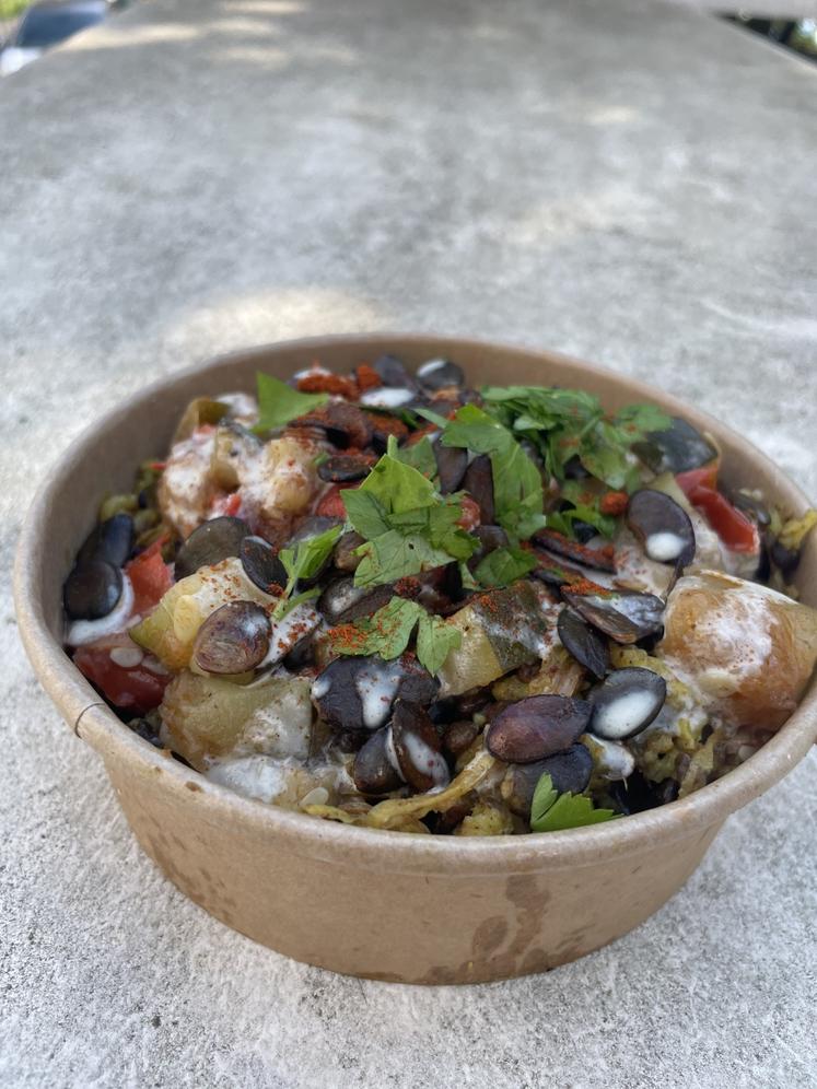 Dans le mix palestinien, on trouve du riz, des lentilles de l'oignon grillé, des courgettes et des tomates sautées, accompagnés d'une crème sésame et de graines de courge grillées.