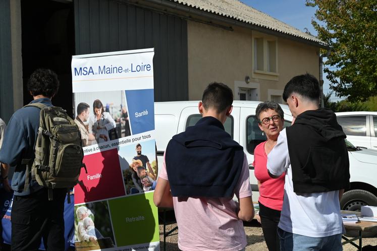 échanges entre les étudiants et les partenaires à l'installation.