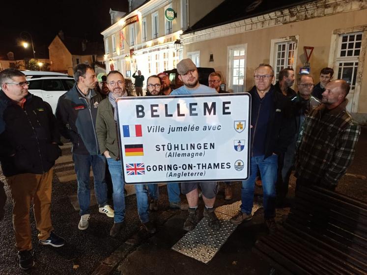 A Bellême dans l'Orne, les FDSEA et les JA ont organisé une manifestation symbolique vendredi, pendant pendant qu'Emmanuel Macron était à Belém, au Brésil.