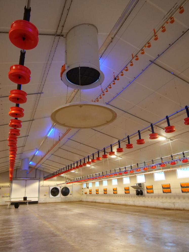 Le système de ventilation comprend des cheminées d'extraction d'air et trois turbines en pignon.