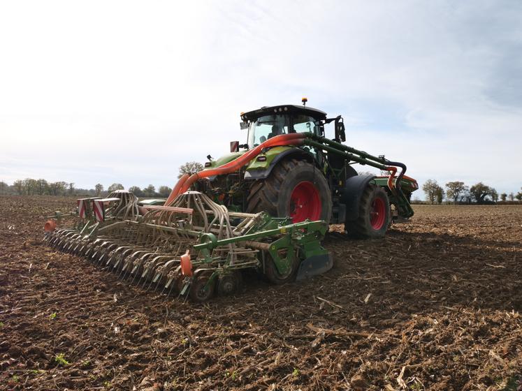 Le semoir de la Cuma des éleveurs du Tremblay était en action jeudi 13 novembre, sur l'exploitation de Yannick Gohier. L'éleveur utilise des semences de ferme pour la féverole d'hiver.