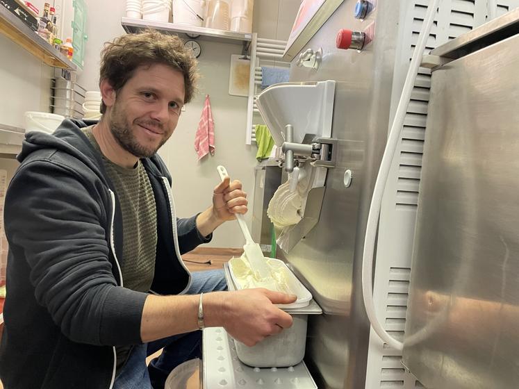 Ivan Ghizzoni élabore des glaces à partir de lait et fruits locaux, dans son laboratoire de Montjean-sur-Loire. Ce sorbet à la pomme Granny Smith entre dans la composition de sa bûche de Noël façon tatin. 