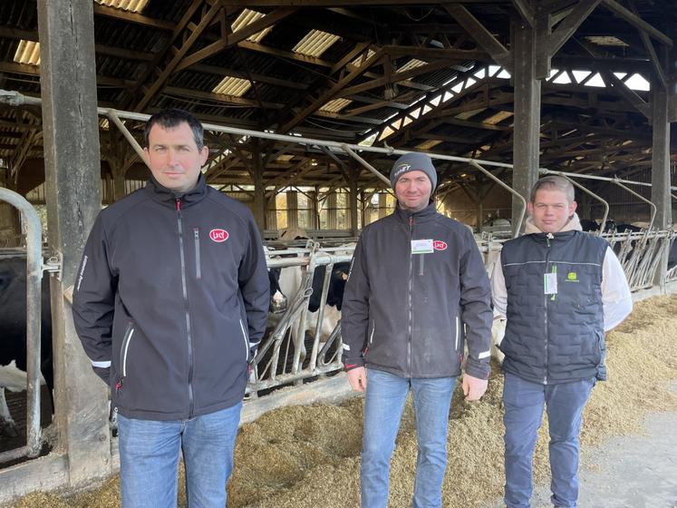 Sébastien Lebastard, Samuel Ricou et Corentin Martin sont associés au sein du Gaec de Vernoux, à Bécon-les-Granits. Ils ont accueilli la journée technique Terrena jeudi 4 décembre. Franck Gaudin a animé l'un des ateliers.